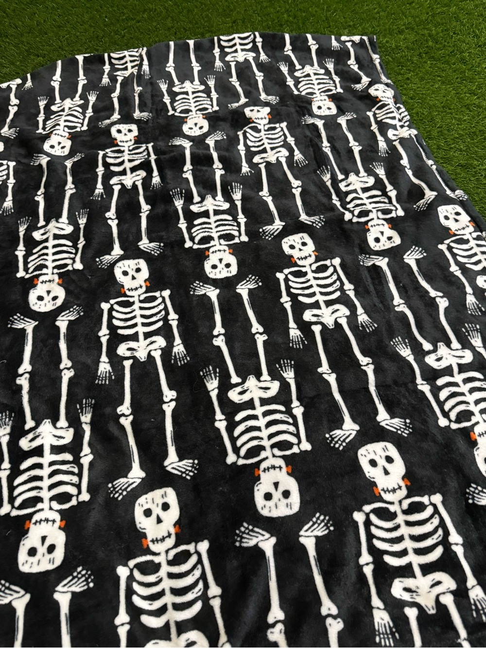 Hyde & Eek! Skeleton Halloween Throw